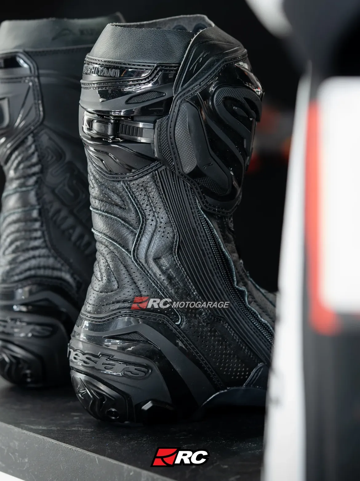 Kushitani 7701 Supertech R2 X ProtoCore Leather All Black Boots - Image 2